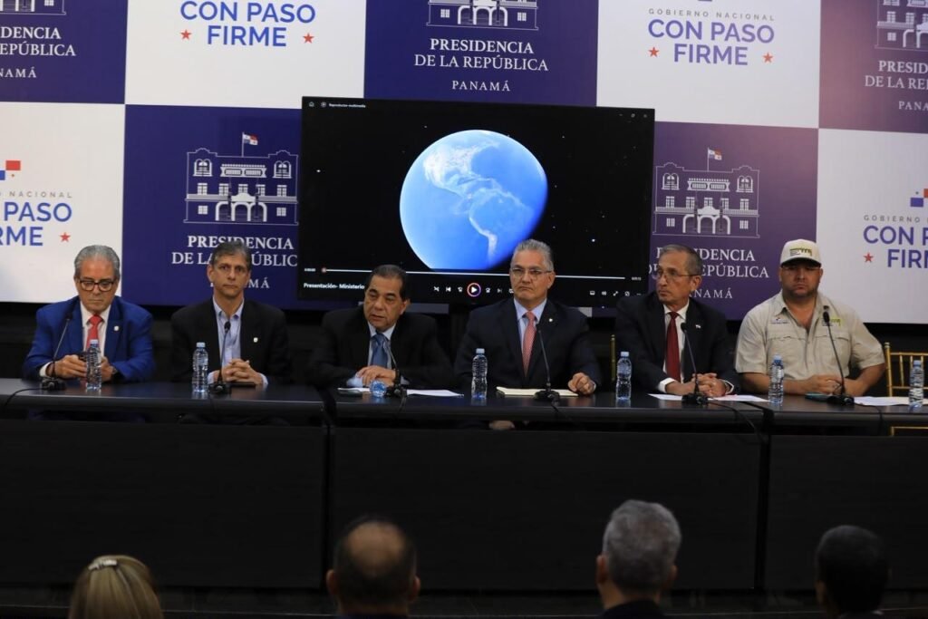 Autoridades en la conferencia de prensa sobre la respuesta al sismo del 12 de octubre.