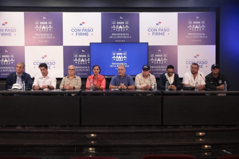 Mesa de autoridades durante la conferencia de prensa sobre el sismo en Panamá del 11 de octubre de 2026.