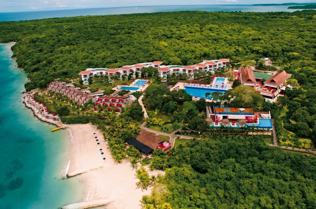 Vista aérea de un complejo hotelero en una imagen promocional suministrada por Decameron. El material no identifica su ubicación.