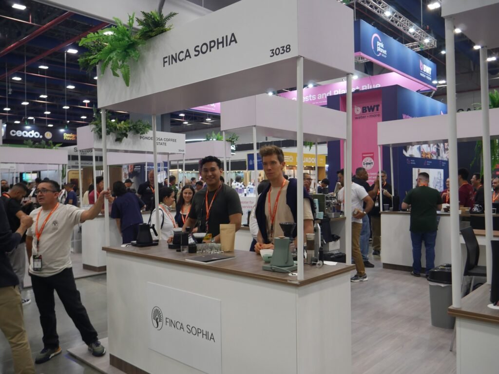 El puesto de Finca Sophia durante el World of Coffee Panamá 2026, donde se realizó la entrevista. Foto: Mirada Económica.