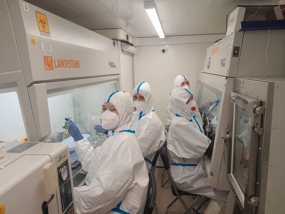 Personal con equipos de protección prepara muestras en un laboratorio móvil del instituto de Irkutsk.