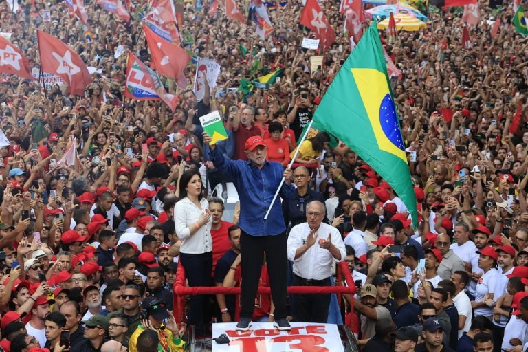 Lula junto a simpatizantes y una bandera de Brasil en el cierre de campaña en São Paulo