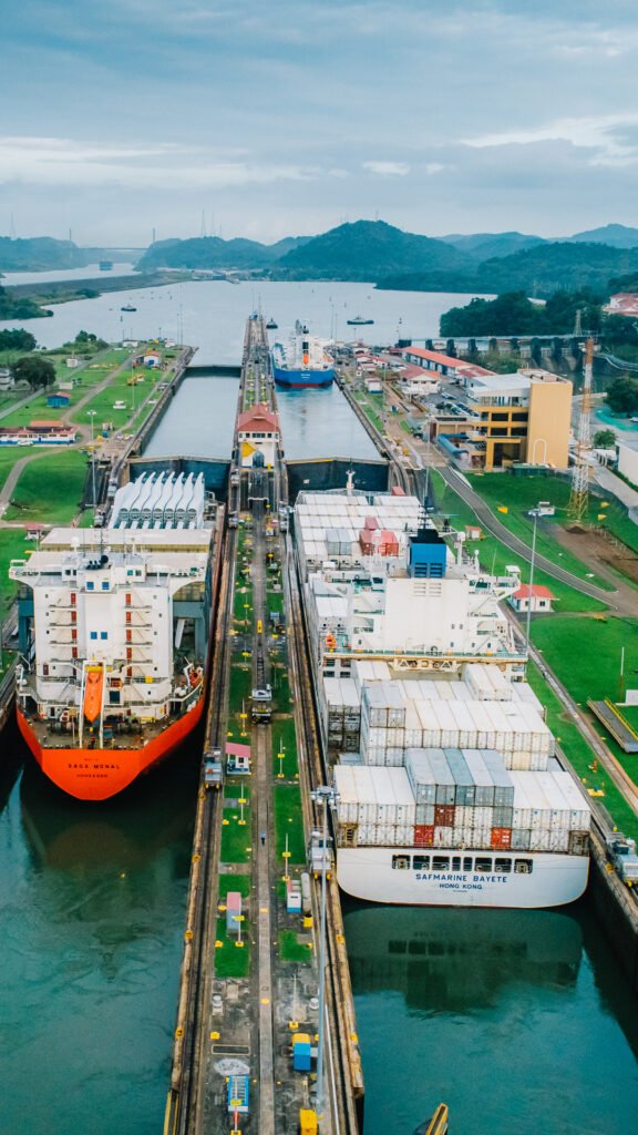 Buque en las esclusas del Canal de Panamá. Fotografía de archivo: Autoridad del Canal de Panamá, centro de descargas para medios.