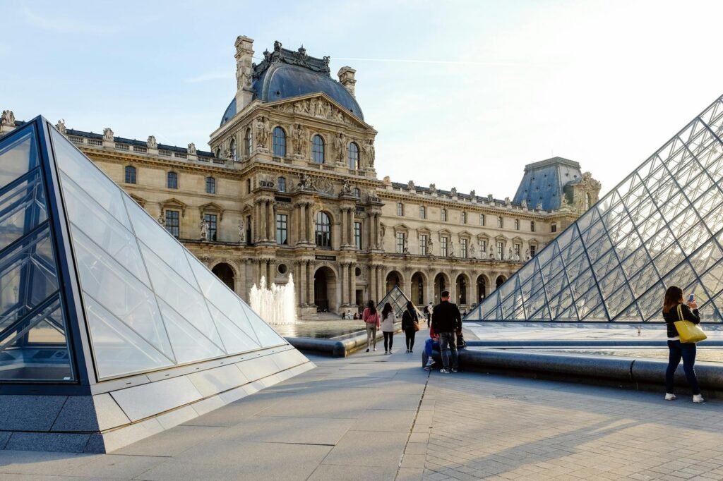París, Francia. Fotografía ilustrativa de archivo del entorno del Museo del Louvre; no corresponde a las protestas actuales. Foto: Shvets Anna / Pexels.