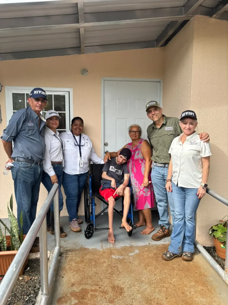Familia beneficiaria y personal del Miviot en la vivienda reconstruida en Quebrada Grande, Soná. Imagen difundida por el Miviot sobre la entrega del 23 de octubre de 2026. Foto: Miviot.