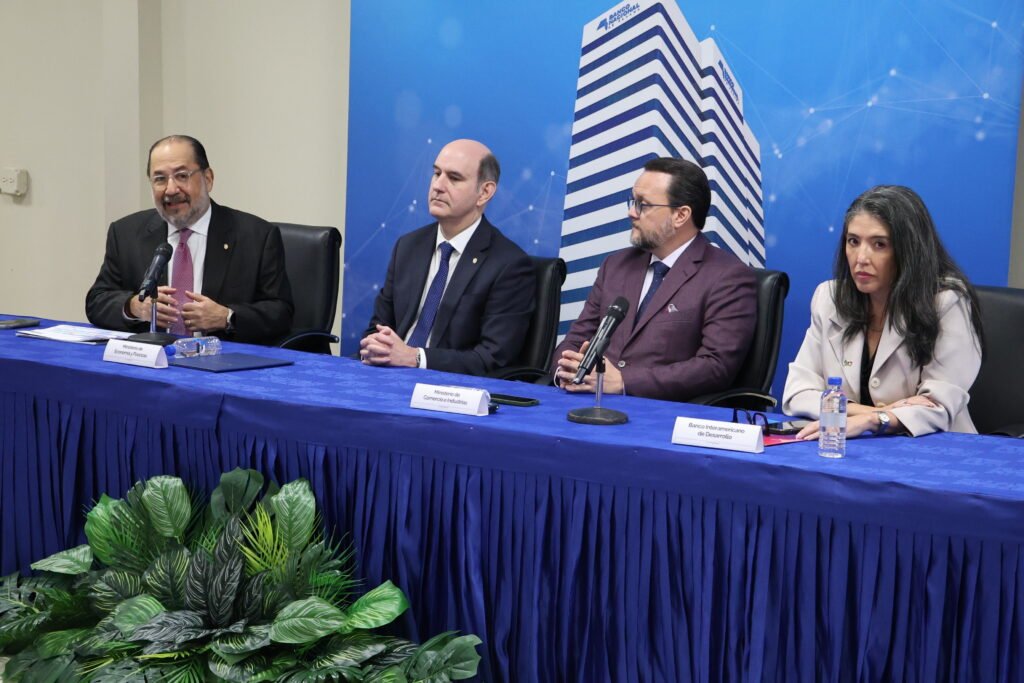 Representantes del MEF, Banconal y el BID presentan programas de financiamiento para Mipymes