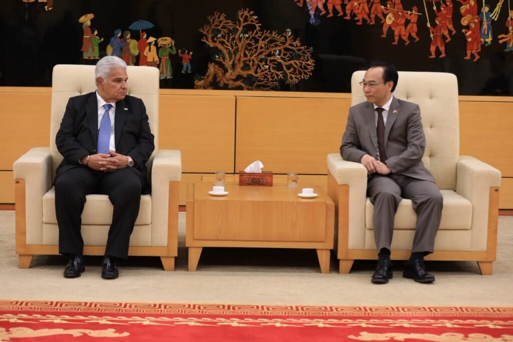 José Raúl Mulino durante su llegada a Hanói, Vietnam, el 5 de octubre de 2026. Foto: Presidencia de Panamá.