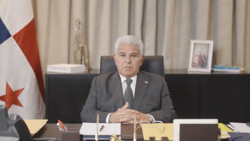 José Raúl Mulino sentado en su despacho junto a la bandera panameña durante su mensaje a la nación.