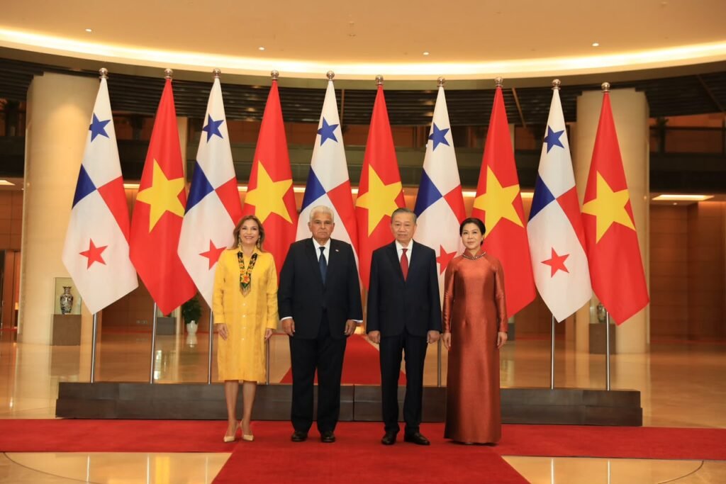 Los presidentes de Panamá y Vietnam junto a sus esposas ante las banderas de ambos países