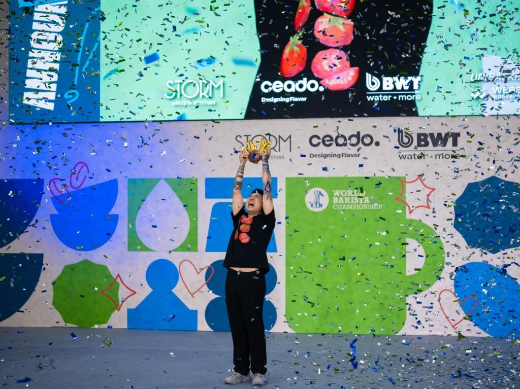 Pan Wei levanta su trofeo durante la celebración del campeonato mundial de baristas en Panamá