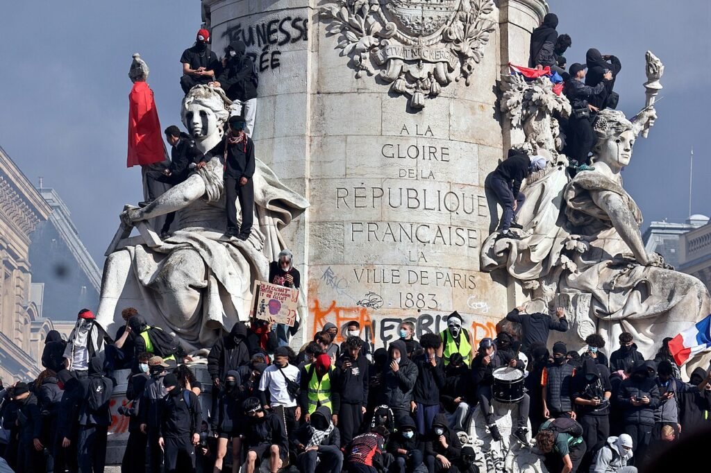 Manifestantes reunidos junto al monumento a la República durante la protesta del 17 de octubre de 2026 en París.