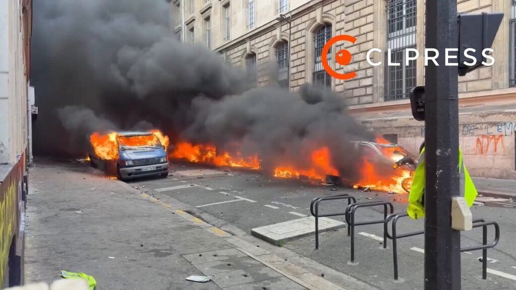 Vehículos incendiados cerca de la plaza de la República en París, 17 de octubre de 2026. Fotograma: CLPRESS / X.
