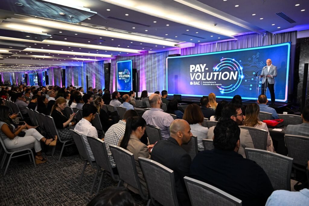 Público y escenario durante la convención Pay-Volution de BAC Panamá