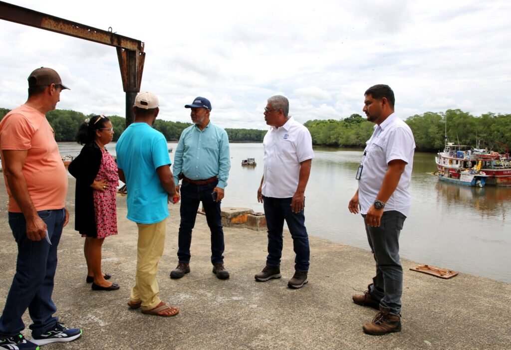 Representantes de la AMP y de la comunidad en Puerto Mutis, antes del terremoto.