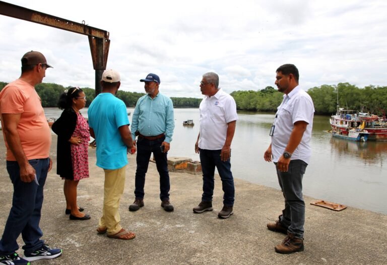 Representantes de la AMP y de la comunidad en Puerto Mutis, antes del terremoto.