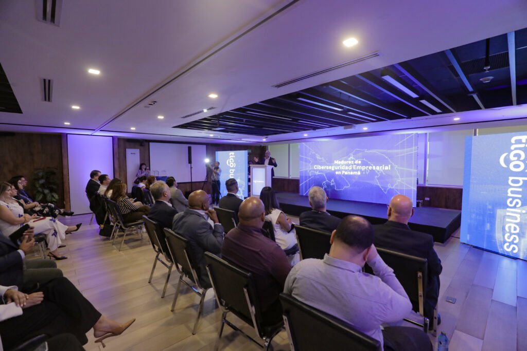 Asistentes a la presentación del estudio de madurez de ciberseguridad empresarial de Tigo Business