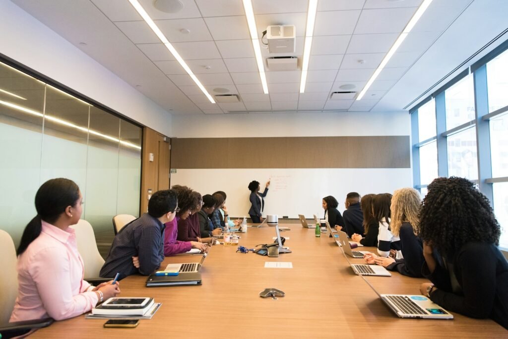 Una mujer interviene durante una reunión de equipo en una oficina