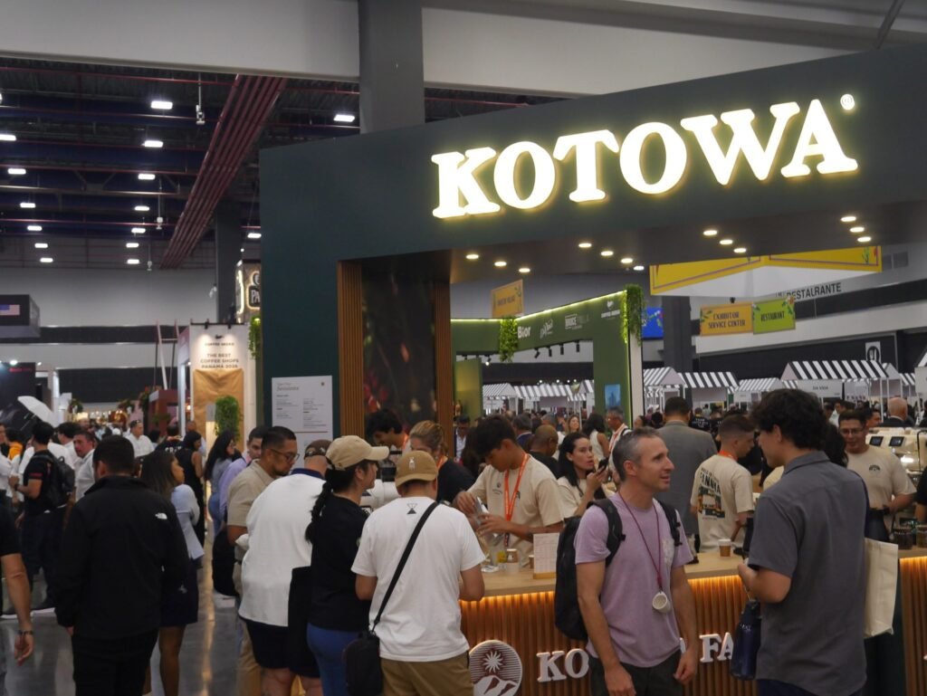 Visitantes en el puesto de Kotowa durante World of Coffee Panamá 2026. Foto: Mirada Económica.