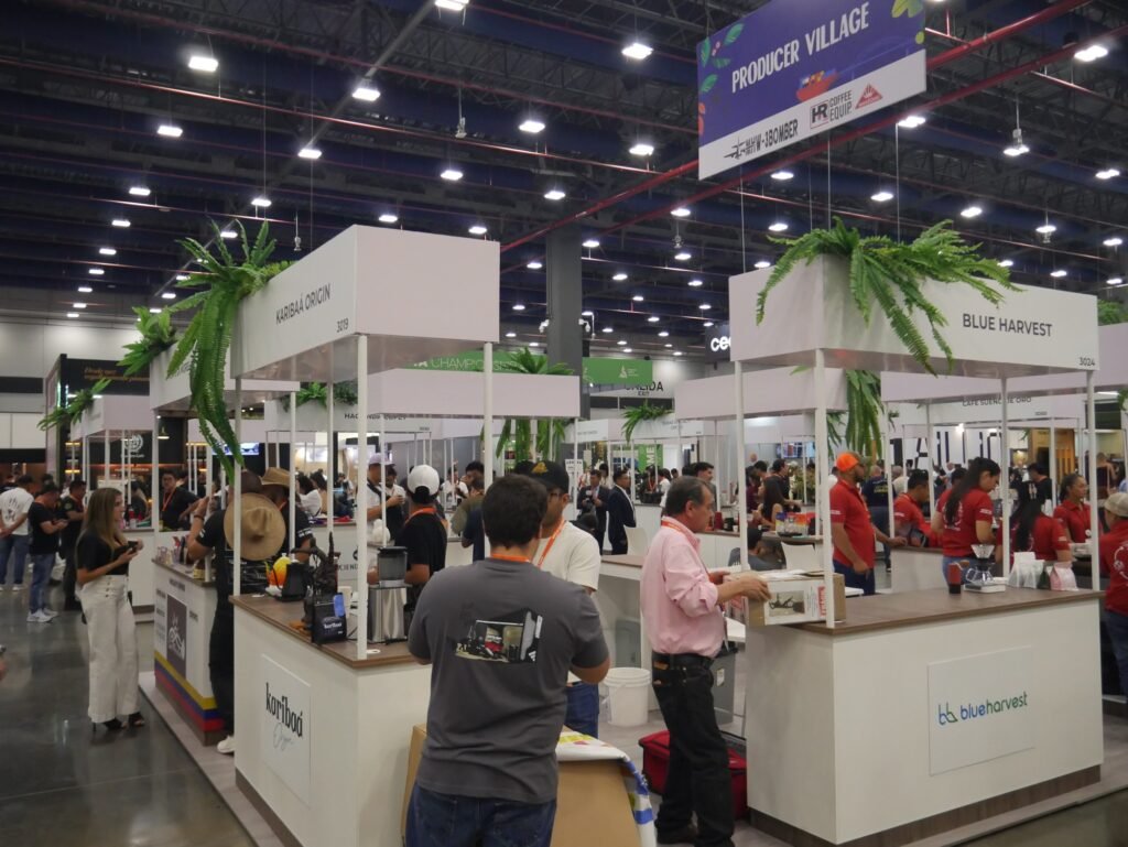Visitantes y expositores en el área de productores del World of Coffee Panamá 2026. Foto: Mirada Económica.