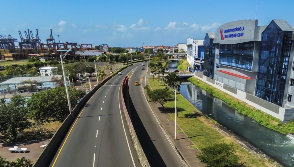 Vista aérea de la sede de la Zona Libre de Colón, vías y edificios comerciales
