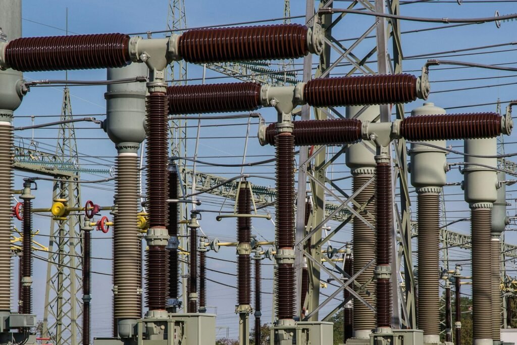 Cables y postes de corriente eléctrica