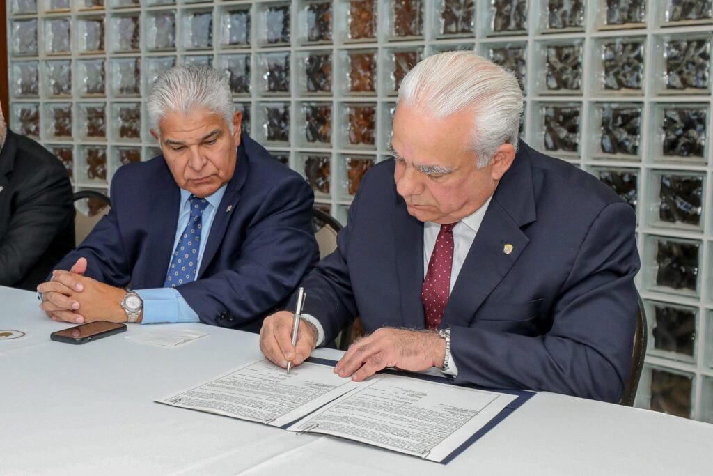 Firma del acuerdo con Chiquita Brands Internacional