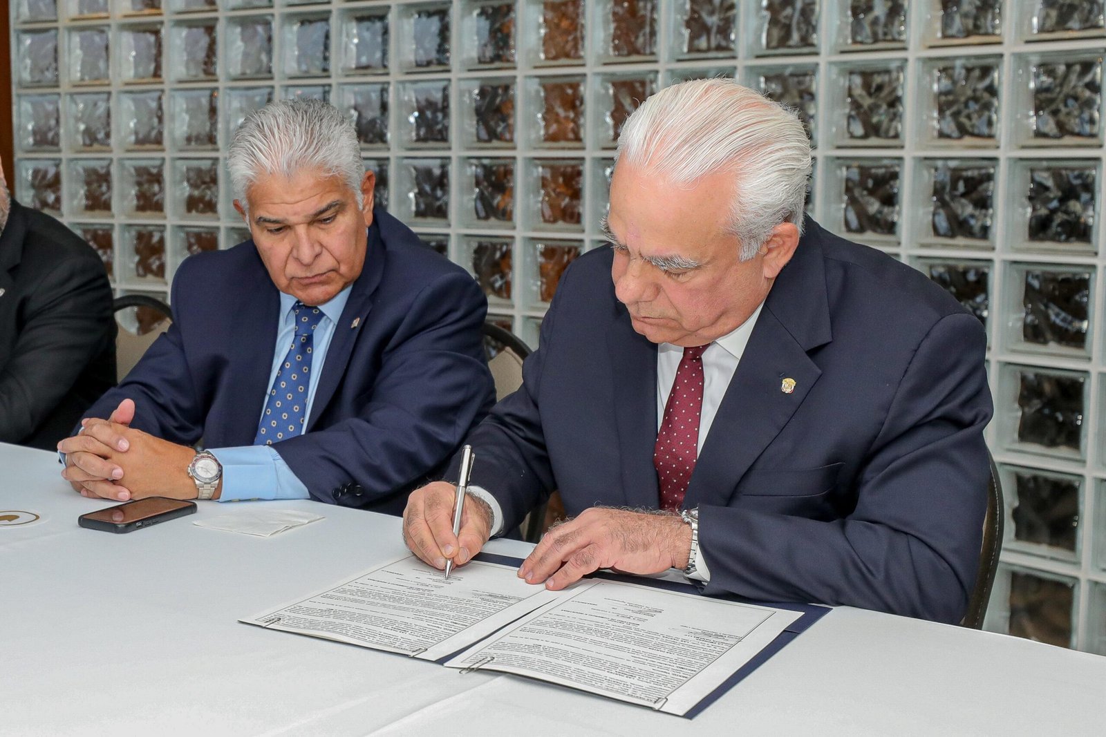 Firma del acuerdo con Chiquita Brands Internacional