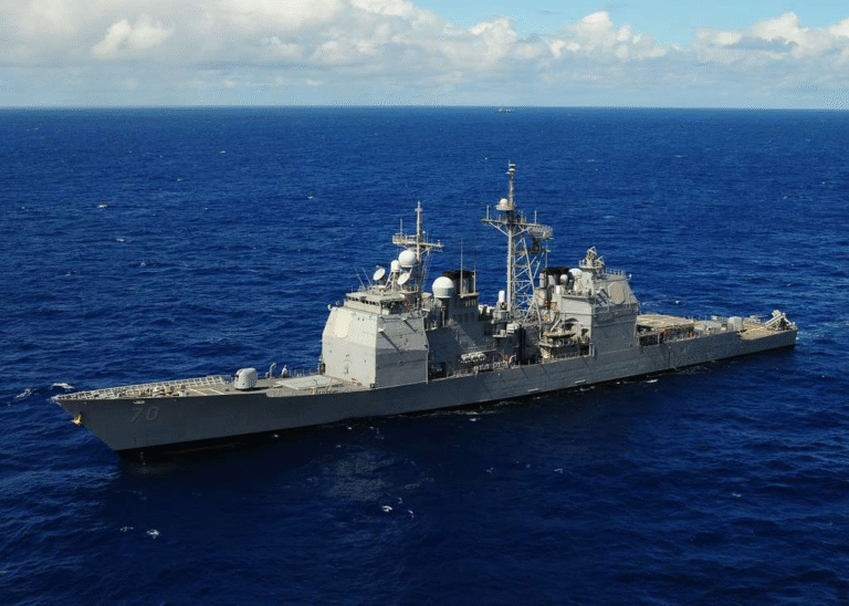 Buque lanzamisiles estadounidense cruza el Canal de Panamá rumbo al Caribe
