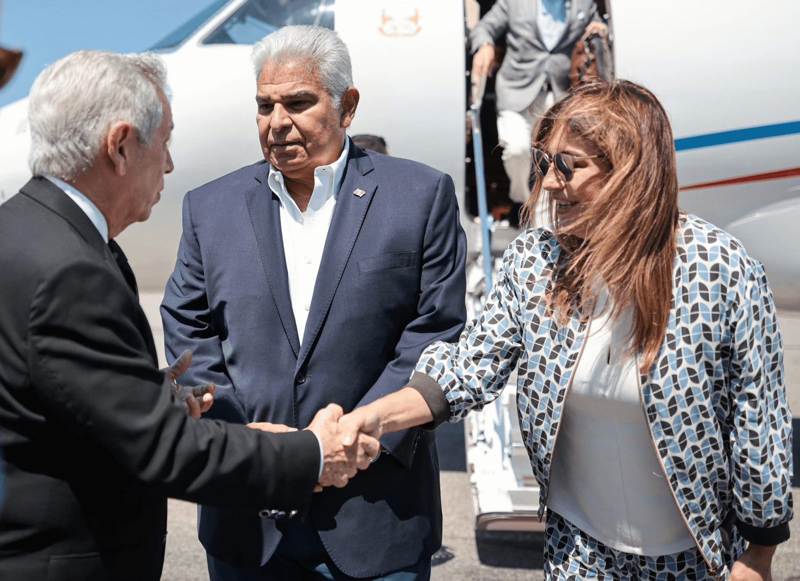 Presidente Mulino junto a la primera Dama a su llegada en avión