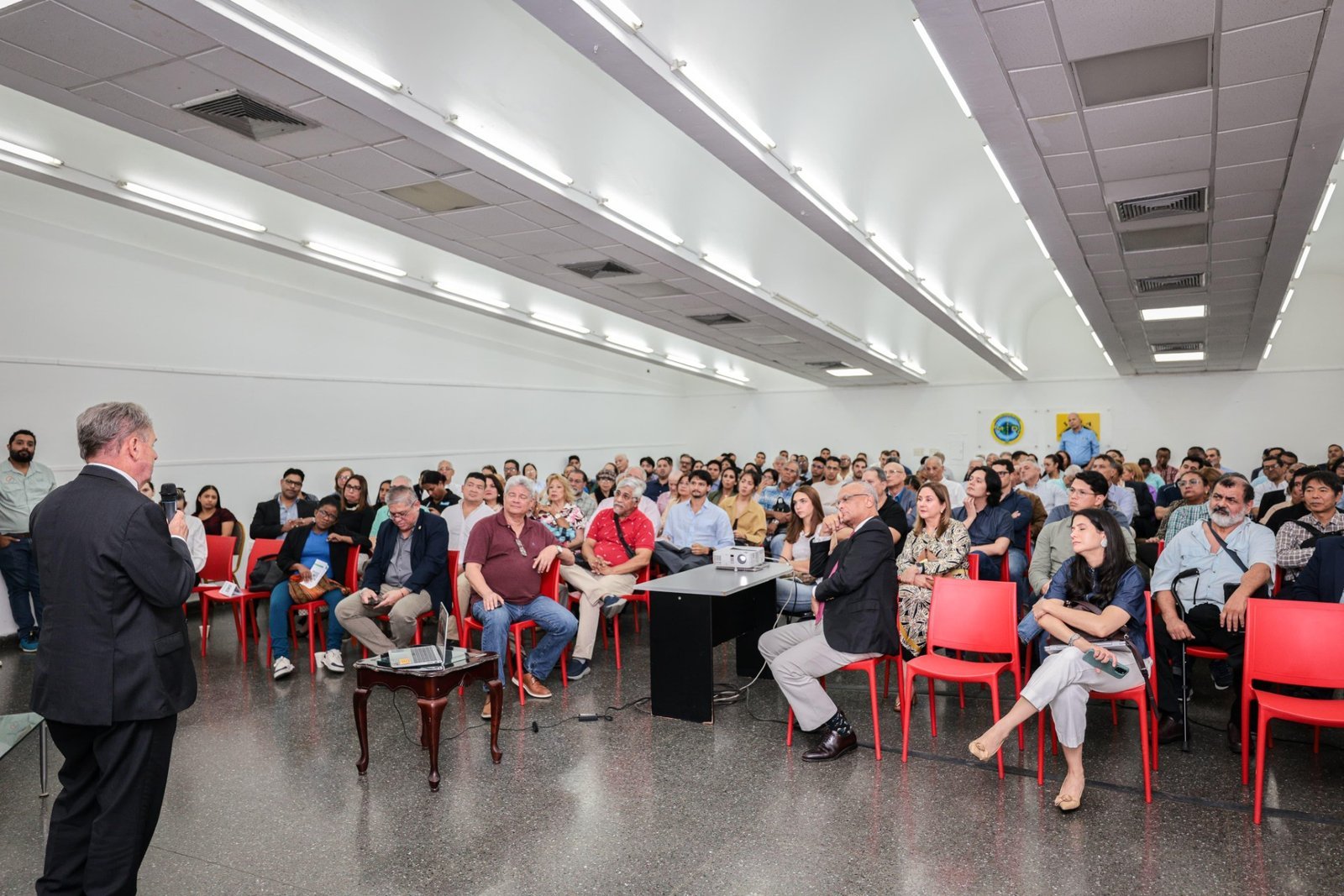 Auditorio, Faarup conversando