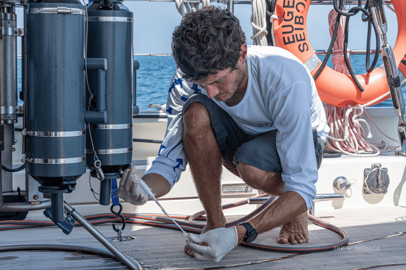 Andrew Sellers tomando muestras durante una expedición con el buque S/Y Eugen Siebold. El S/Y Eugen Siebold, es un buque de investigación que se caracteriza las condiciones oceánicas y atmosféricas en el Océano Pacífico gracias a la colaboración entre el Instituto Max Planck de Química y el STRI.