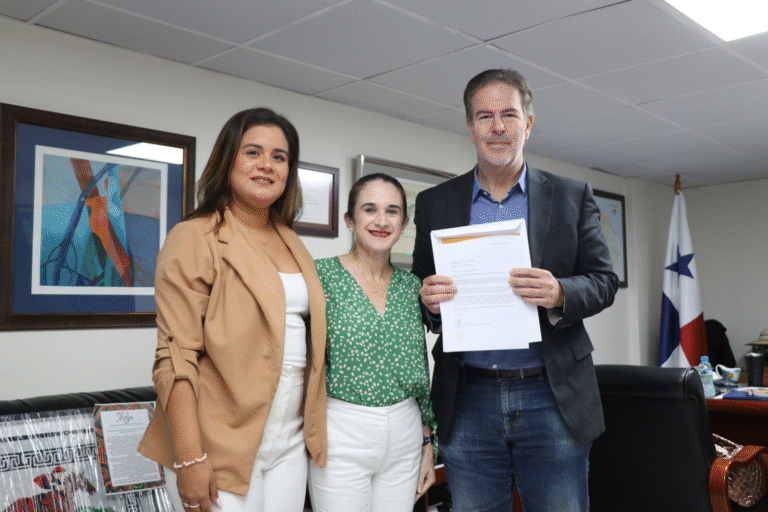 Arcos Dorados reconoce a la APA por apoyo en calibración sensorial regional