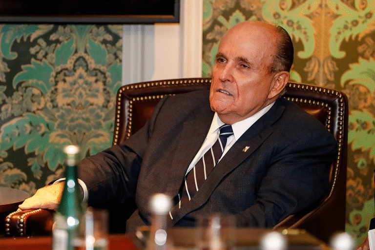 Rudy Giuliani sale del hospital tras accidente automovilístico en New Hampshire
