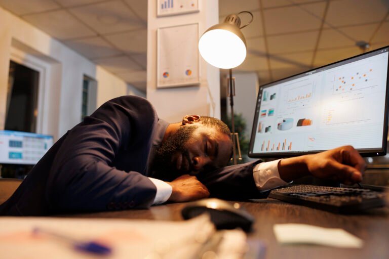 El 79% de los trabajadores en Panamá sufre síndrome de burnout, según estudio de Konzerta 2025