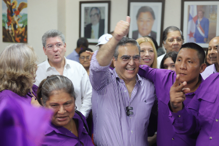 Carlos Raúl Piad oficializa su candidatura a la presidencia del Partido Panameñista
