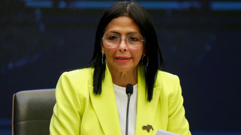 Delcy Rodríguez asume el poder con respaldo militar tras captura de Maduro