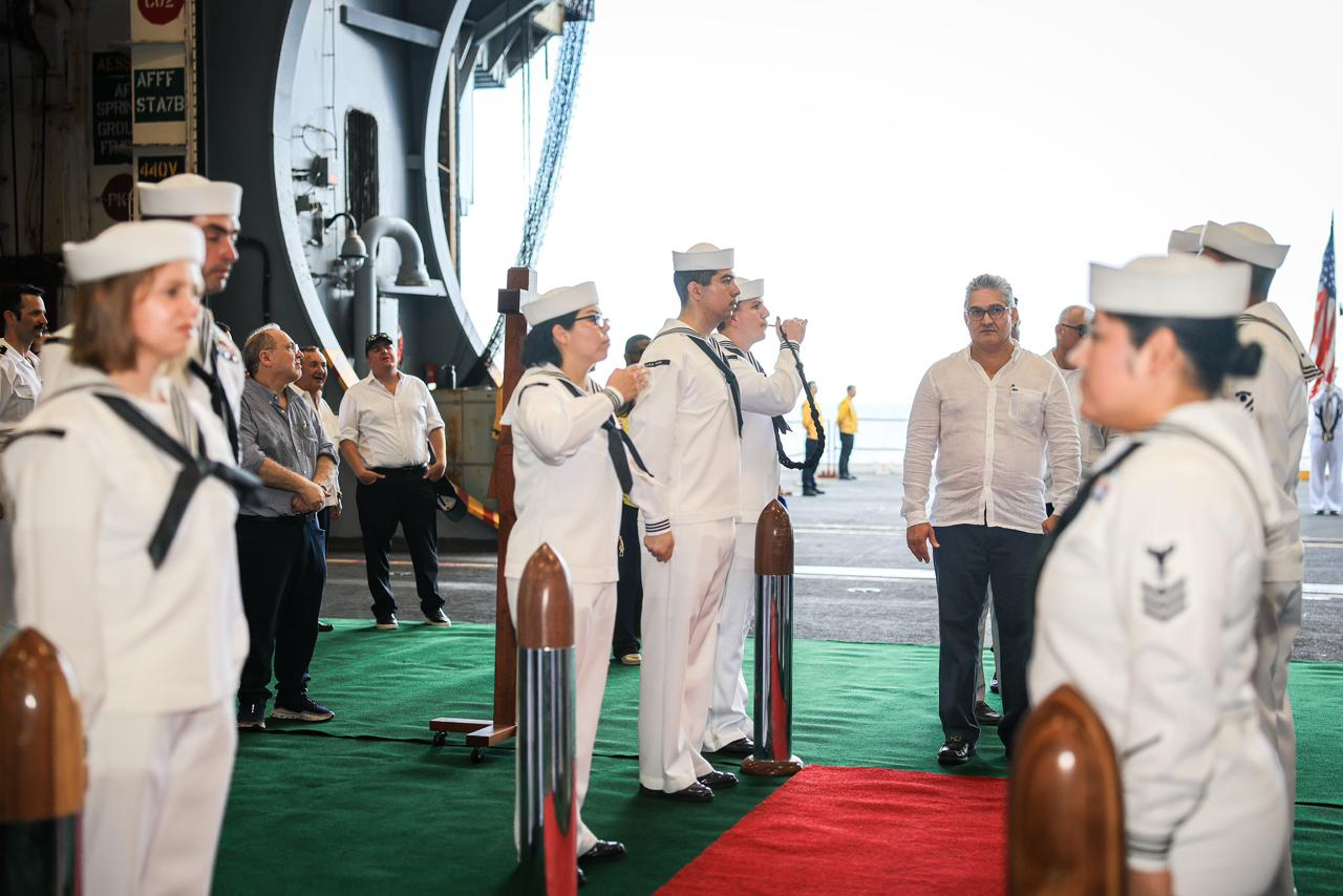 Llegada del ministro de la Presidencia de Panamá, Juan Carlos Orillac a recepción ofrecida por la Embajada de los Estados Unidos a bordo del portaviones USS Nimitz