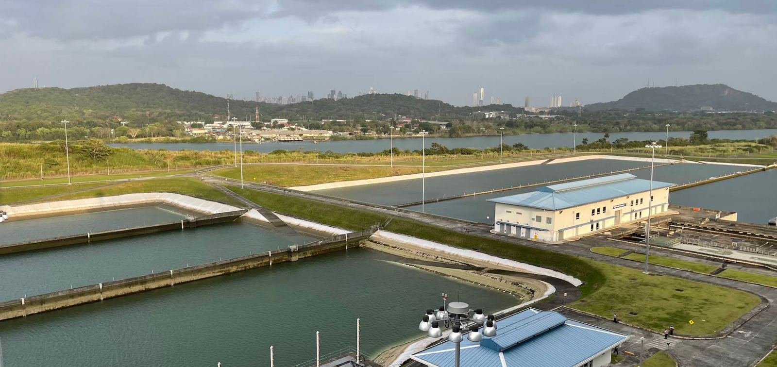 Canal de Panamá habilita corredor logístico tras cierre del Puente de las Américas por incendio - Panamá y Centroamérica