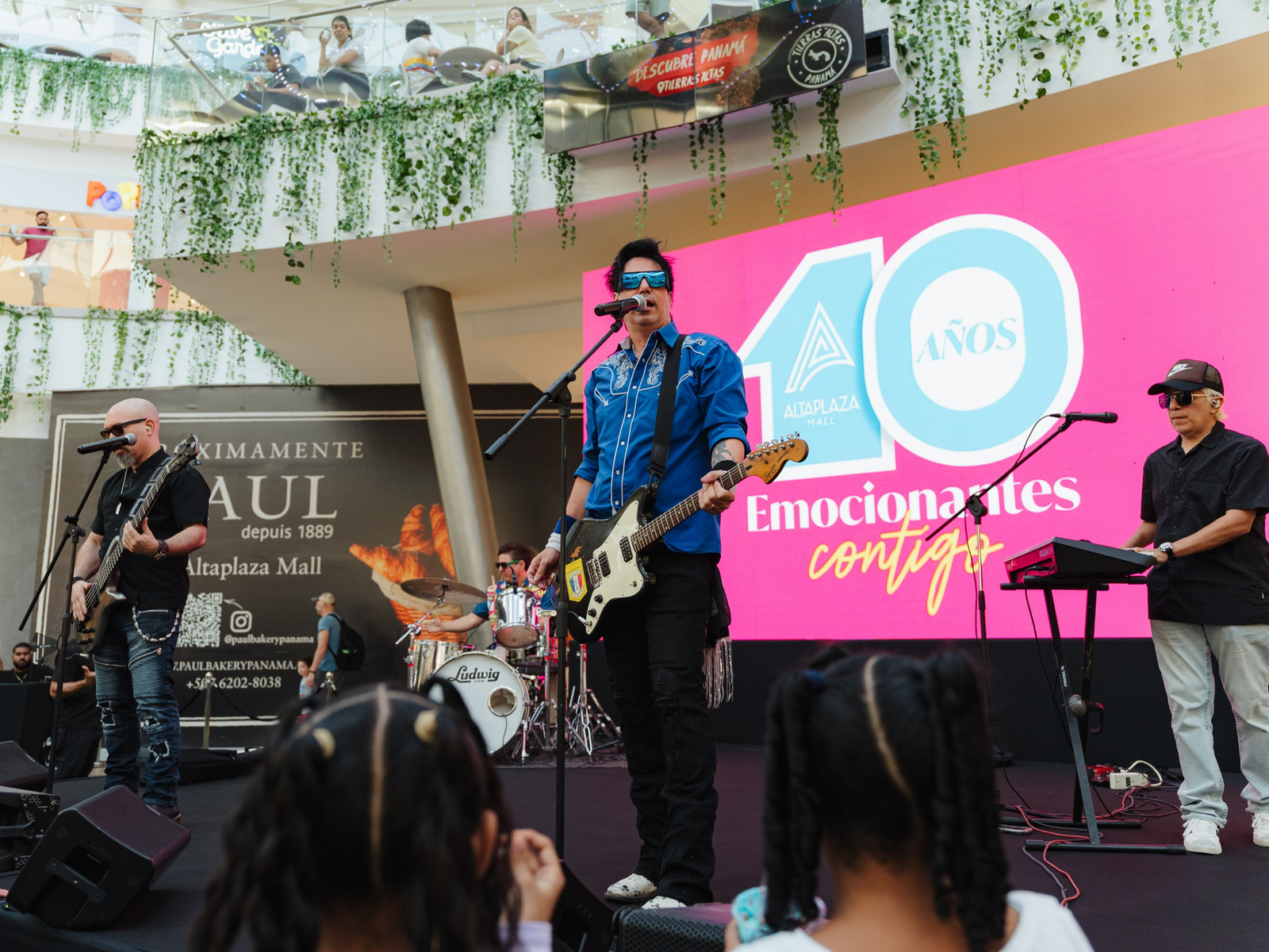 Presentación de la banda panameña de rock Los Rabanes, durante la celebración de los 10 años de Altaplasa Mall