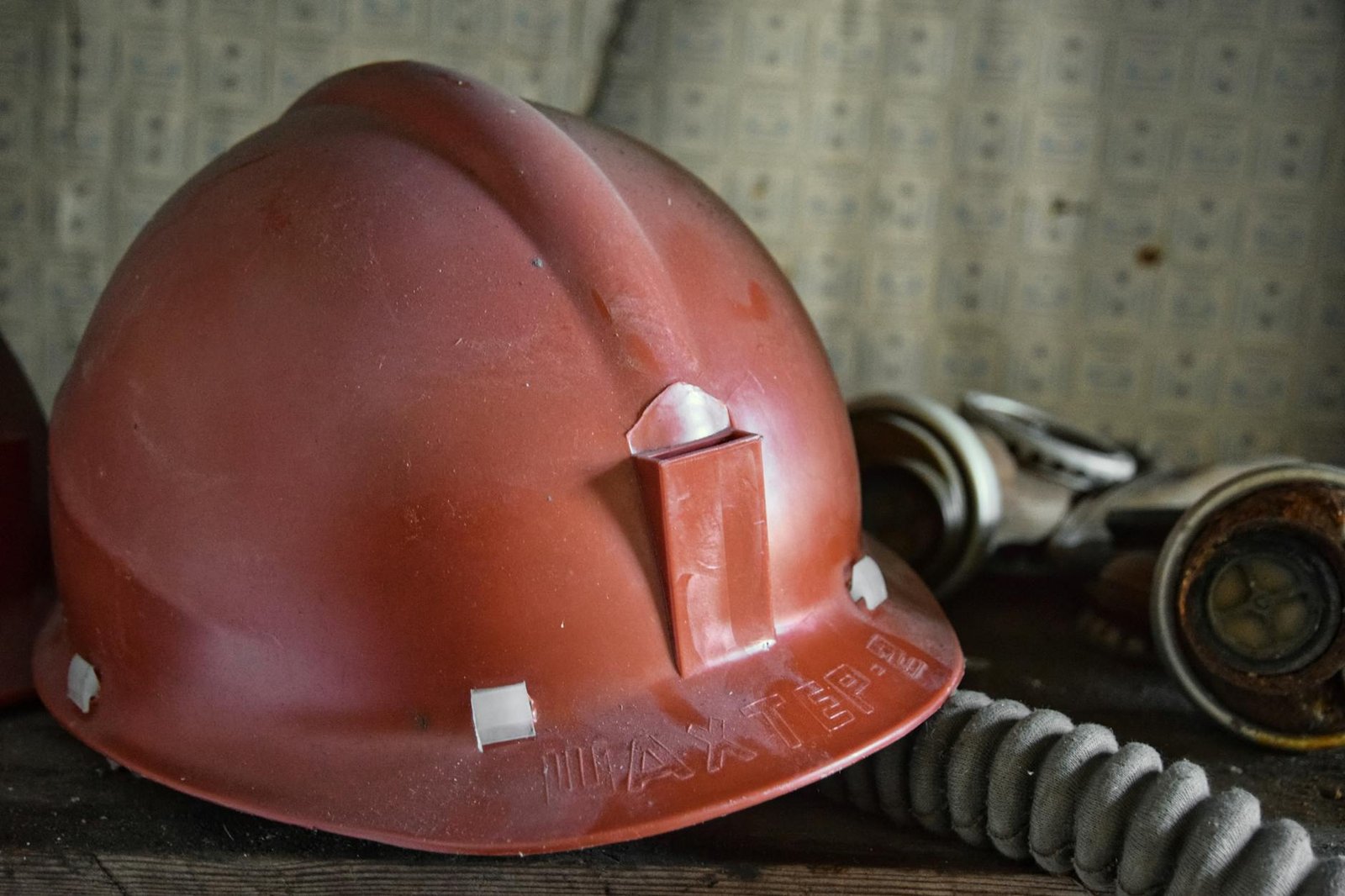 safety helmet hard hat close up photo