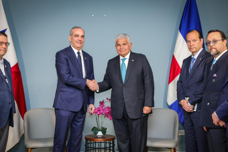 Presidente de Panamá, José Raúl Mulino, y el mandatario de República Dominicana, Luis Abinader.