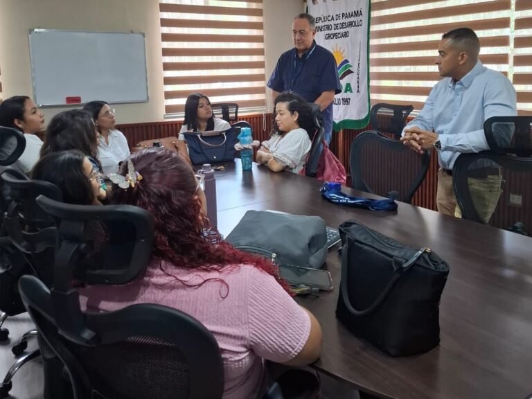 Apuesta por una nueva generación de veterinarios para blindar su frontera sanitaria - Panamá y Centroamérica