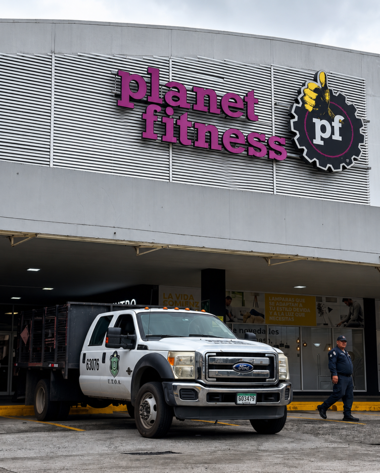 Sede de Planet Fitness Panamá con un vehículo de la Policía Nacional
