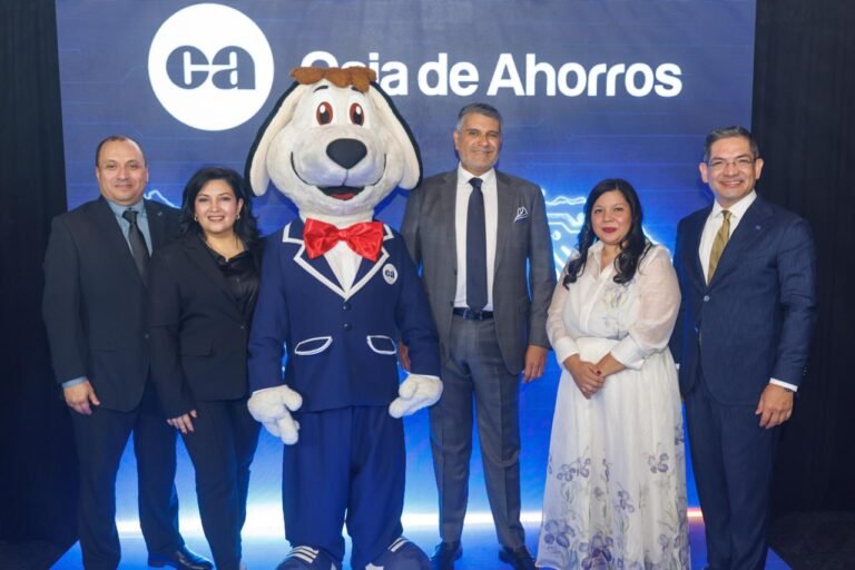 Directivos de Caja de Ahorros durante la presentación de la nueva banca en línea