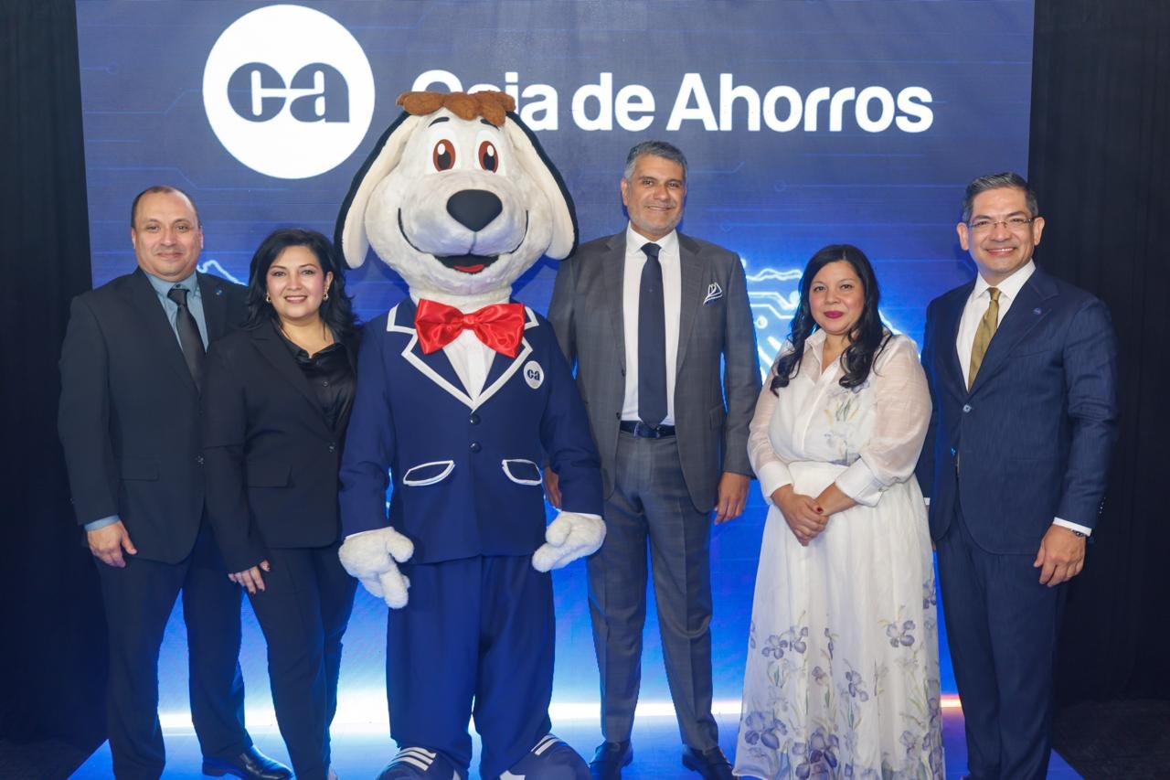 Directivos de Caja de Ahorros durante la presentación de la nueva banca en línea
