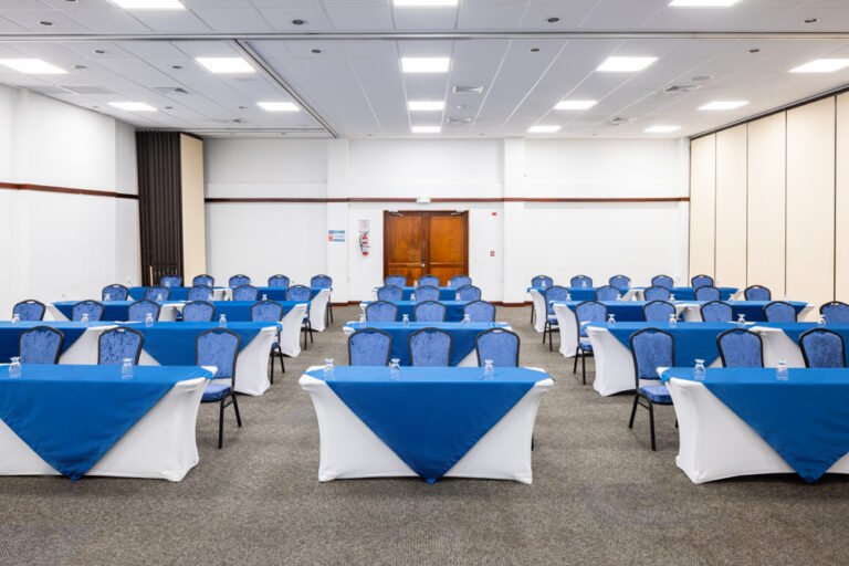 Salón preparado para reuniones corporativas en Grand Decameron Panamá