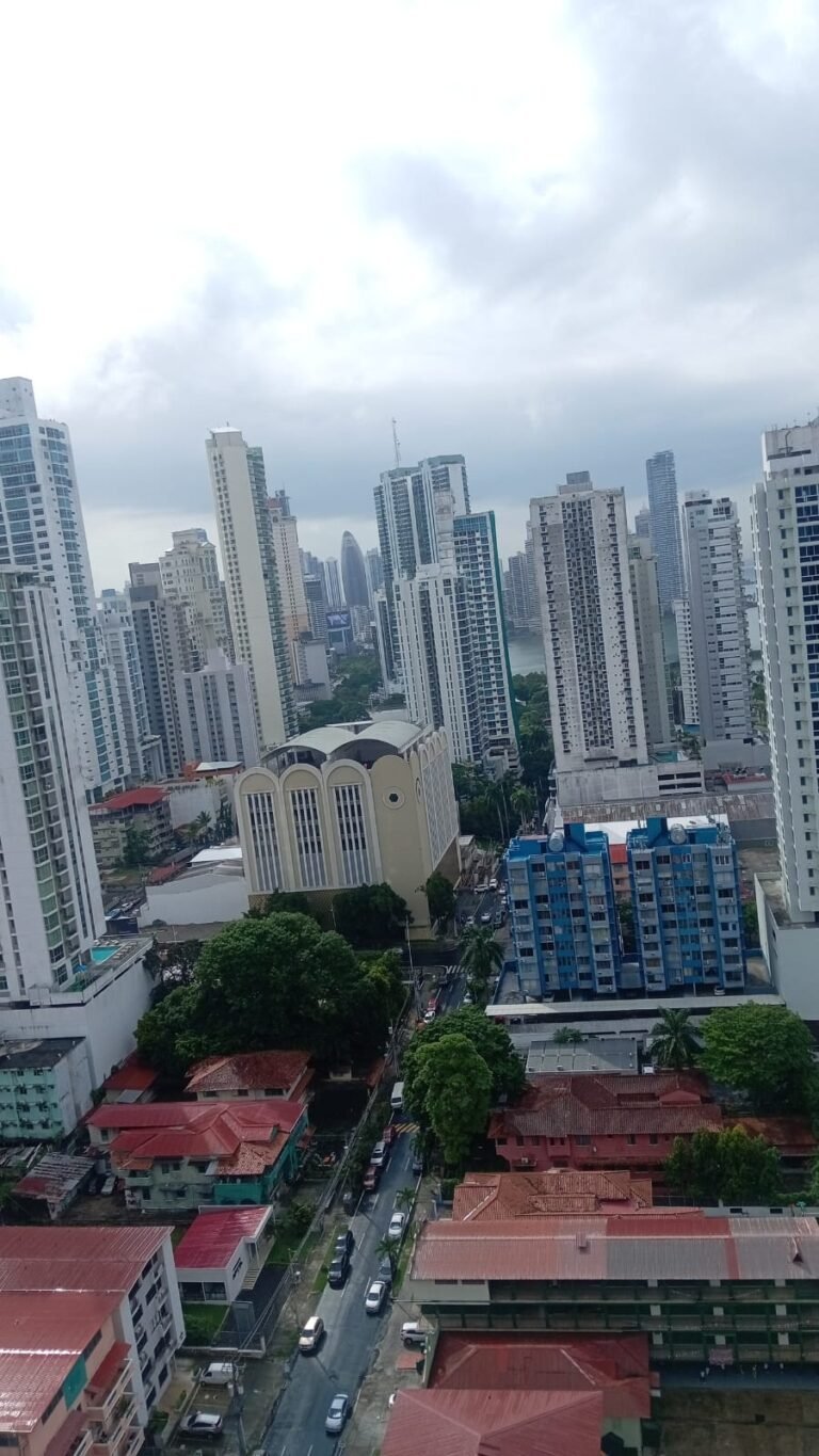 Fitch ve una economía panameña resiliente, pero advierte que la mina y el Canal definirán el rumbo del crecimiento - Panamá y Centroamérica