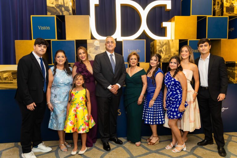 Familiares y representantes de UDG durante la celebración de sus 20 años