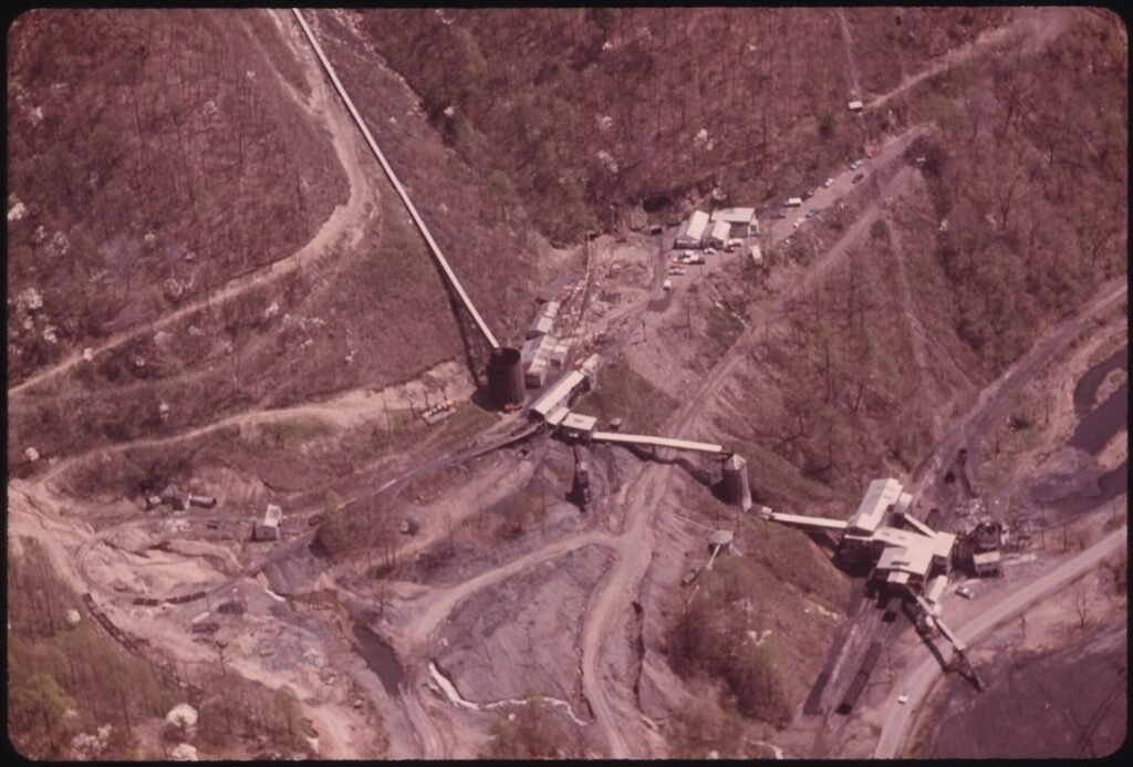 Vista aérea de una mina de carbón en Virginia Occidental