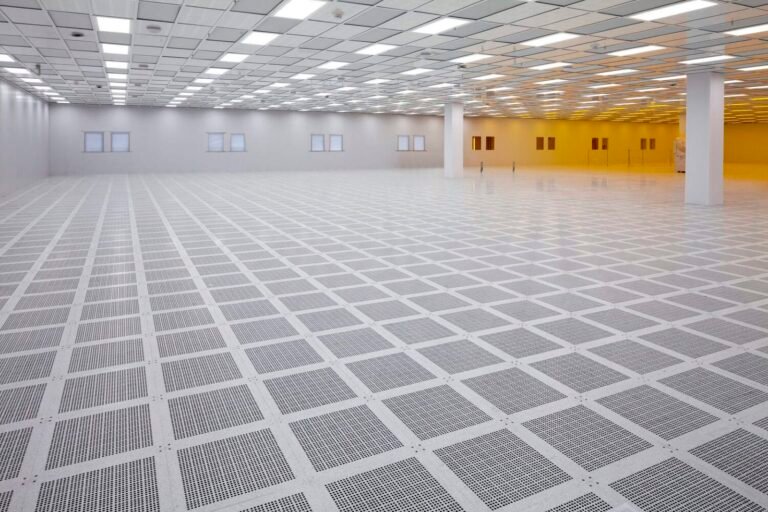 Sala limpia vacía dentro de una instalación industrial de Broadcom en Fort Collins